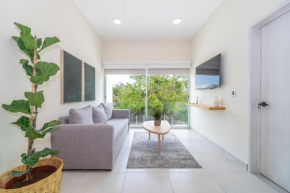 2 BD Suite with Balcony Gym Rooftop Pool Hot Tub